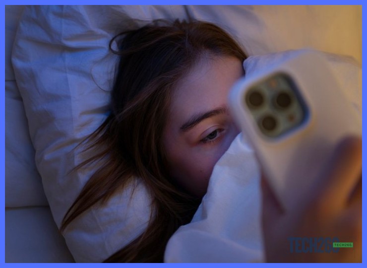 ¿Qué recomendaciones específicas existen sobre el uso de pantallas en niños y adolescentes antes de dormir, y cómo impacta en su desarrollo?